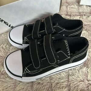 AirWalk black kids sneakers size 11